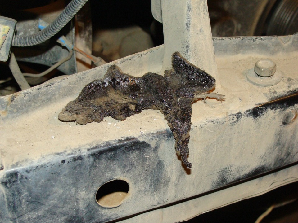 Вот таким говном почти вся печка, все щели были заляпаны, даже радиатор печки загадили. — Москвич Князь Владимир