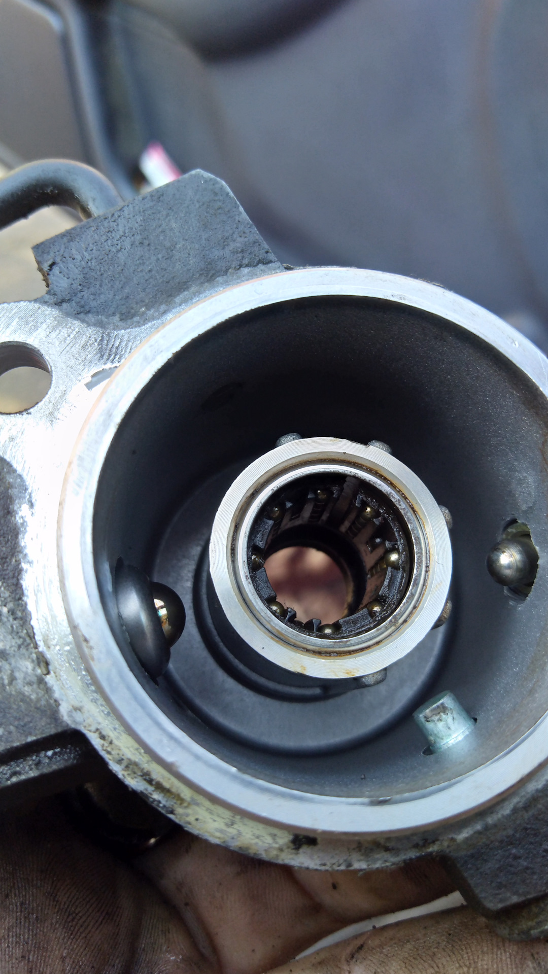 Как снять сальник с подшипника без повреждений. Прокладка сальника привода зажигания камаз. Сальник распредвала montero. Сальник под шкив коленчатого вала ваз 2106. Как вынуть сальник.