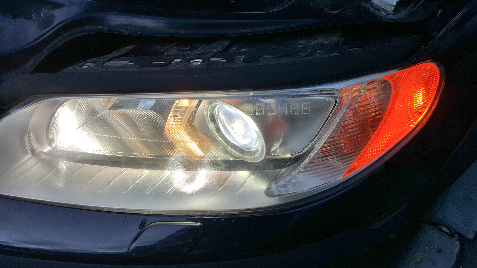 гравировка на фарах. гравировка на фарах. гравировка мазда. лазерная гравировка фары. гравировка на стекле фары.