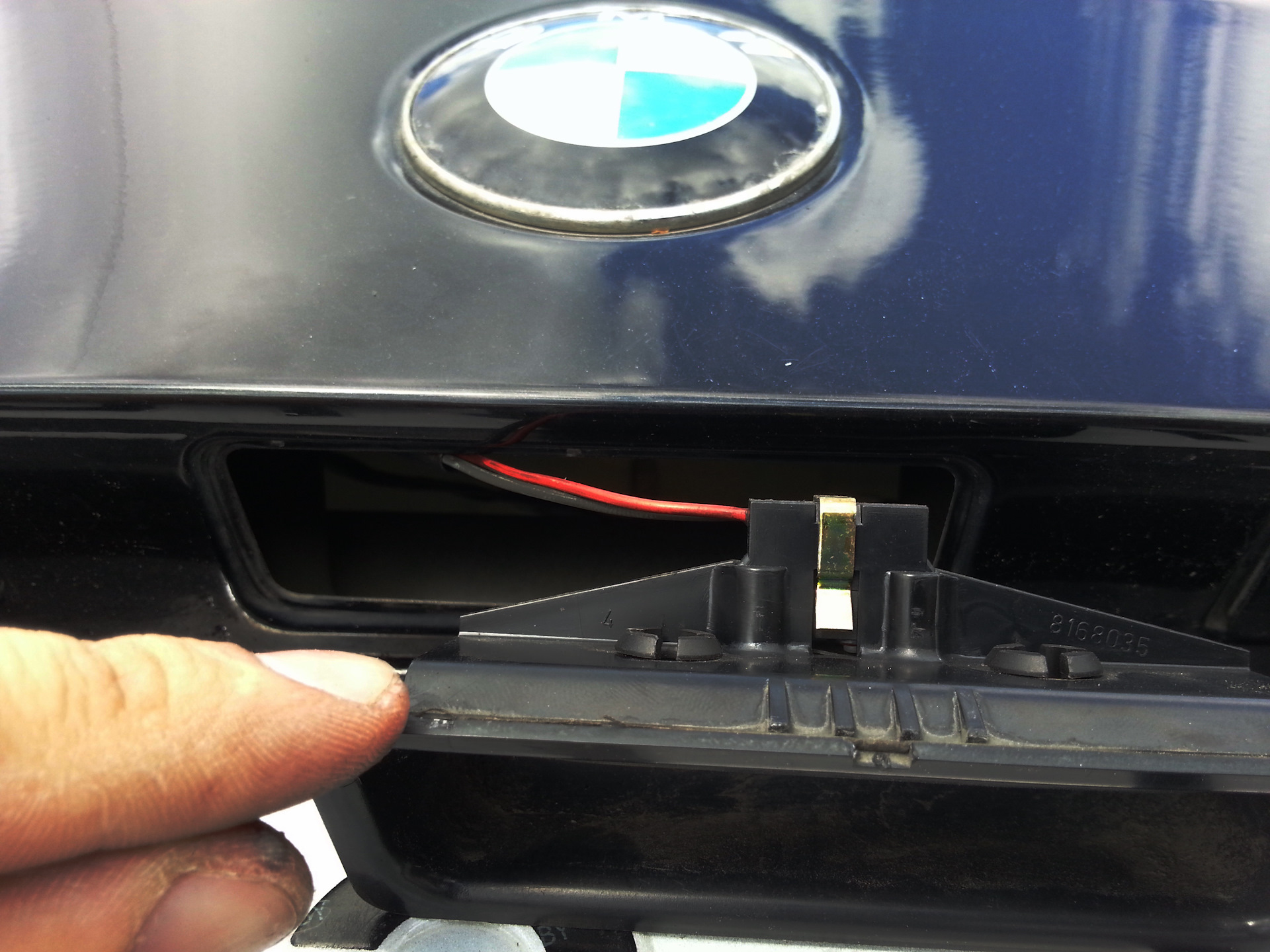 Как открыть багажник на bmw f10 без аккумулятора
