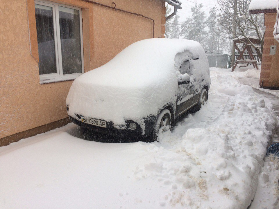 танки в засаде. снег у подъезда. снег засыпал танки. танк из снега. минск засыпало снегом.