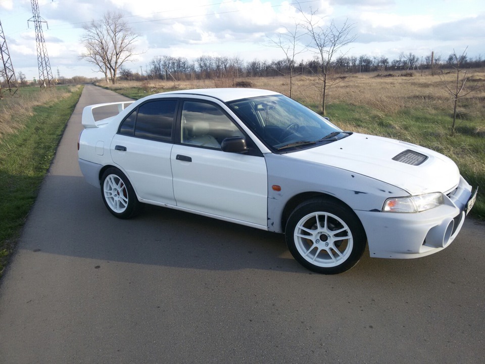Митсубиси лансер 1997. Mitsubishi lancer 1997 1.3.