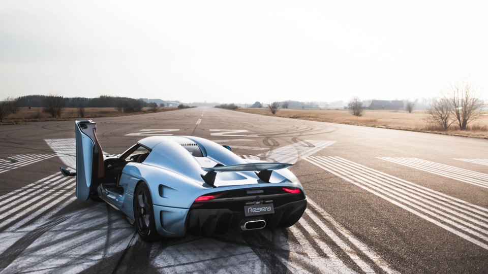 Авто koenigsegg как читать