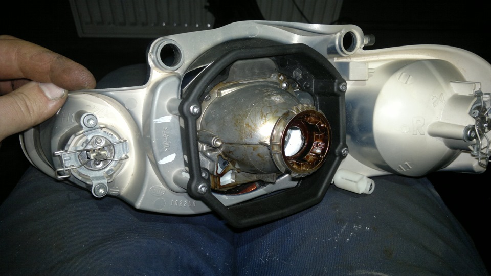 Замена ксеноновых линз. Мерседес мл 164 корректор фар. Отражатель фары mazda cx7. Замена ксеноновых линз. Замена ксеноновых линз.