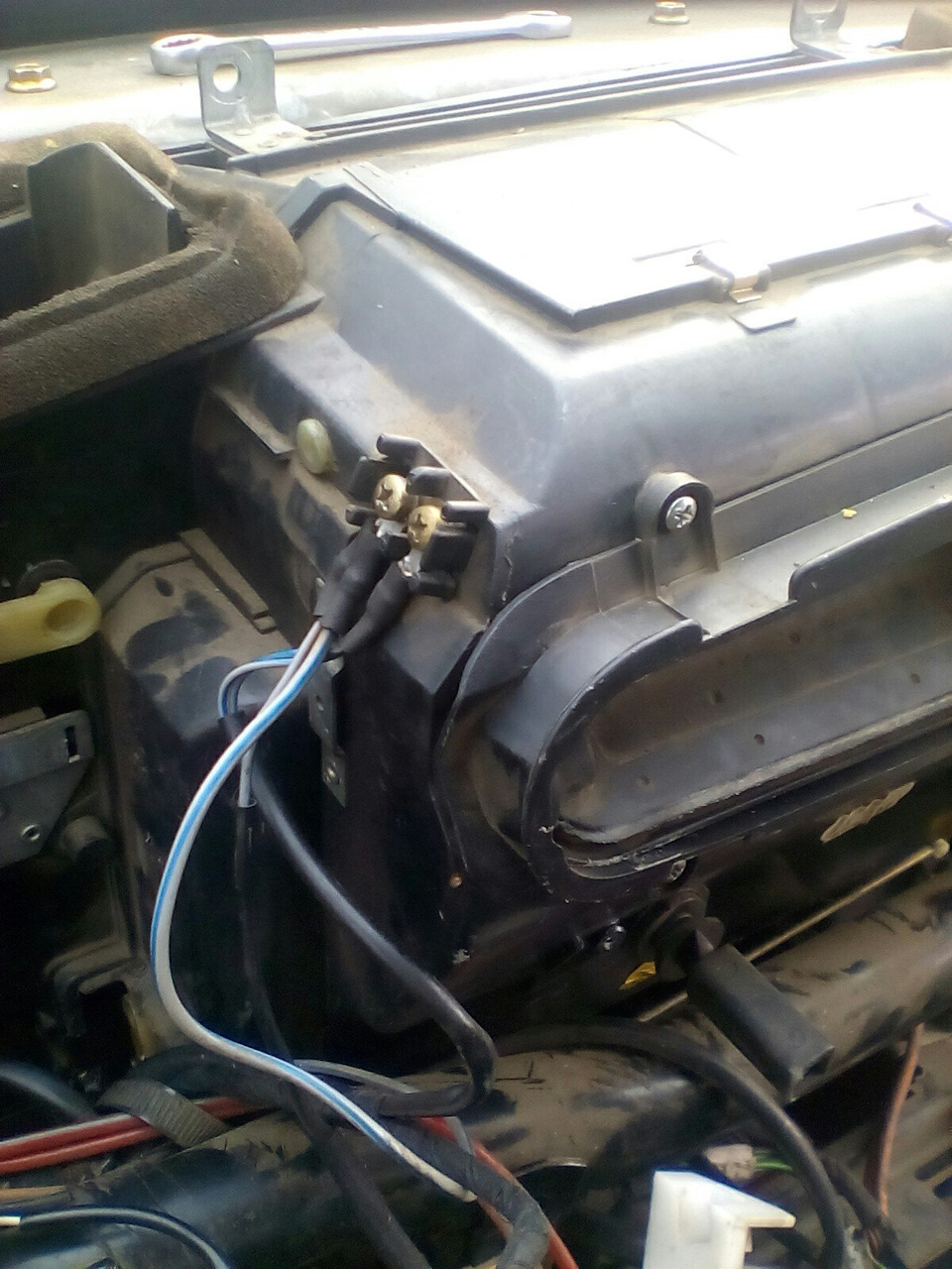 Да кстати, откручиваем эти четыре проводка, два из которых в одной клемме, а два в двух,  — Mercedes-Benz 190 (W201)