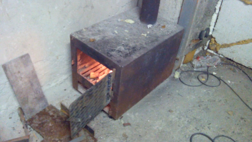 Отбойник печи. Печь для гаража. Гаражная печка. Вертикальная печь для гаража. Печь для гаража на дровах.