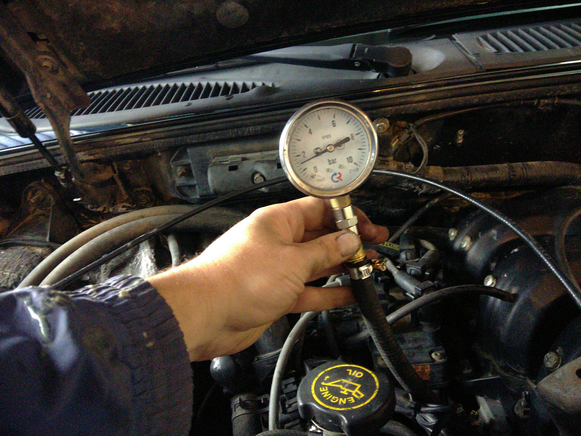 Как замерить давление масла в двигателе. Измерение давления топлива 2107. Замер давления топлива Форд Транзит дизель. Манометр для измерения давления топлива дизельного двигателя Скания. Форд галакси 2 литра дизель давление в топливной рампе.