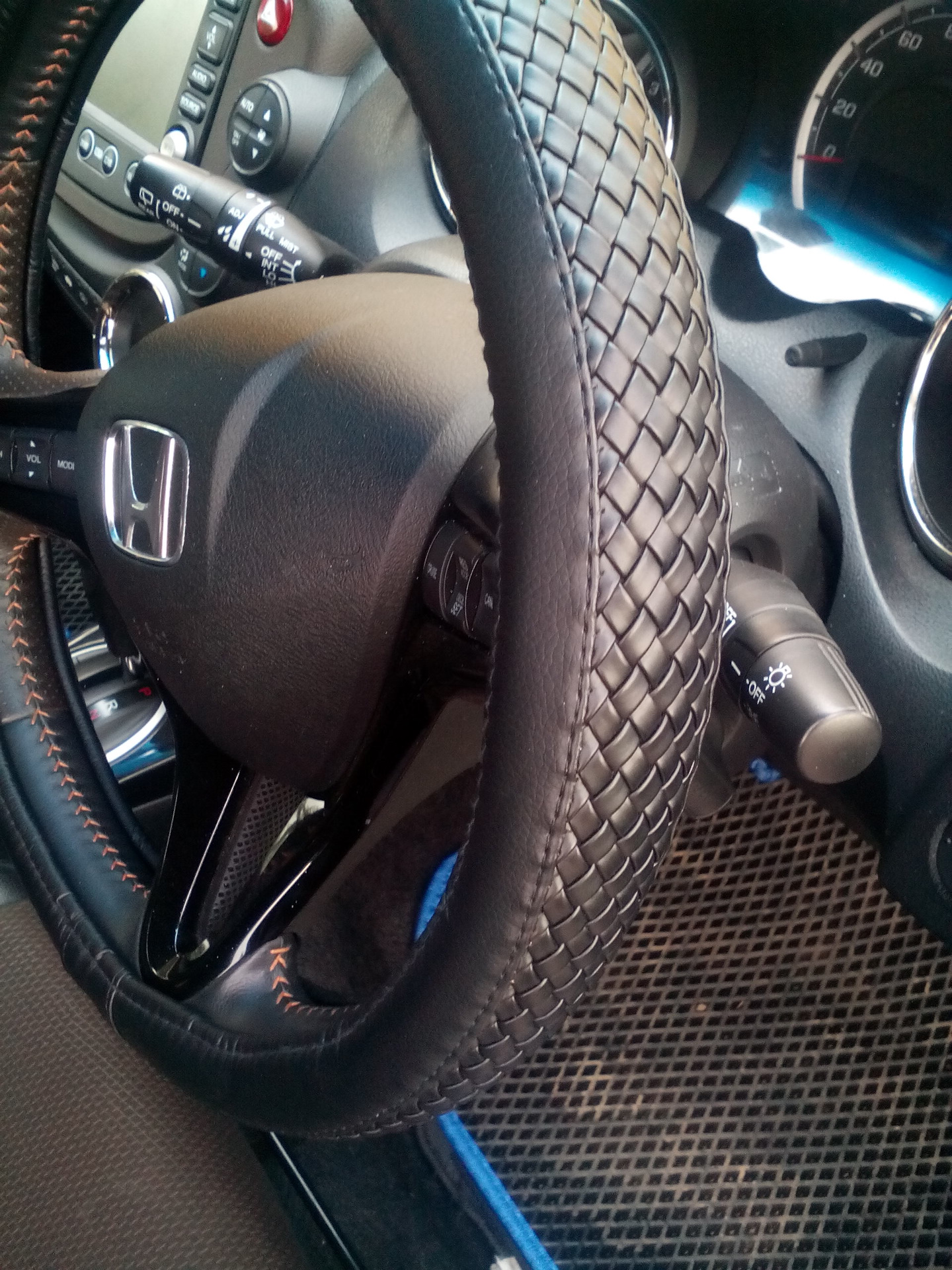 Руль honda stepwgn. Оплетка руля хонда. Honda civic 8 оплетки кожа. Оплетка руля хонда. Оплетка на руль хонда срв 4.