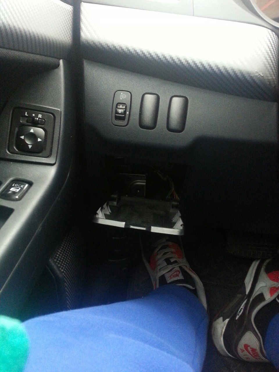 Замена лампочки корректора фар — Mitsubishi Lancer X, 1,5 л, 2008 года ...