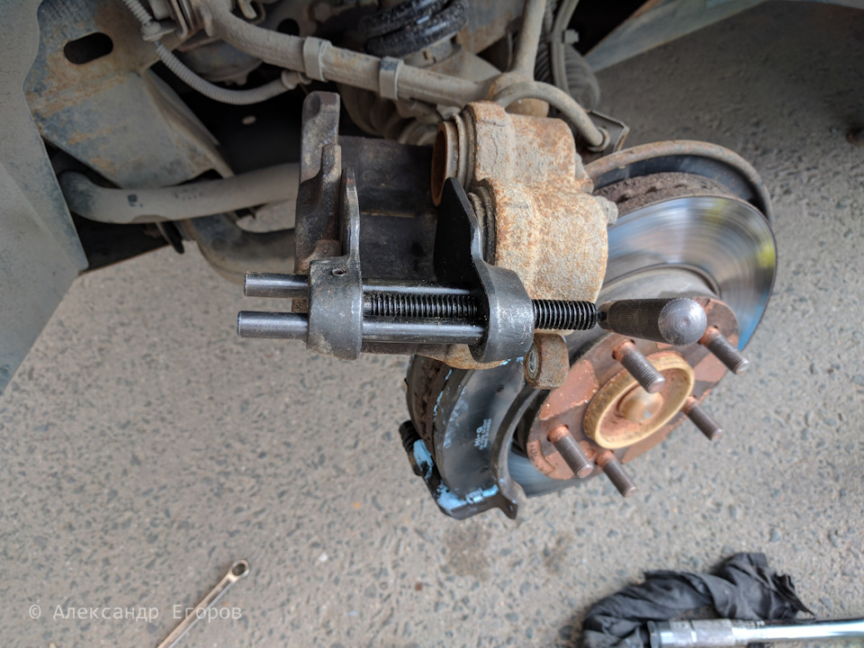 Инструмент для разведения тормозных цилиндров. — SsangYong Kyron