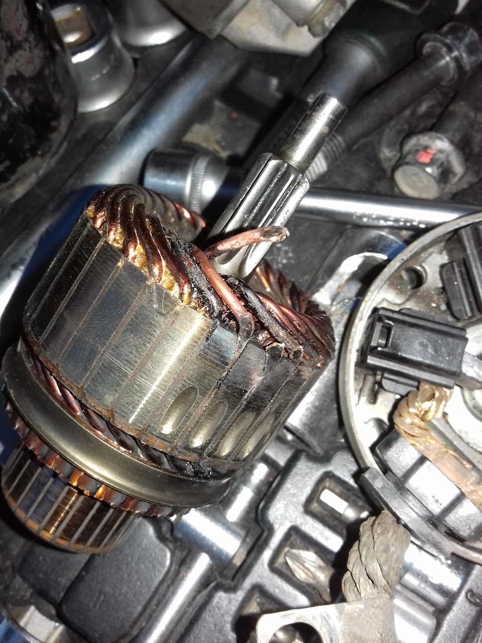 обмотки начало выдавливать наружу одна коротнула и сгорела — KIA Ceed (1G)