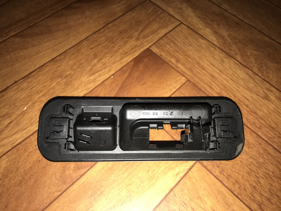 Накладка багажника под камеру/кнопку 2 — Opel Astra J