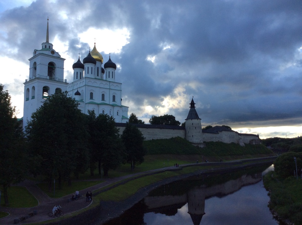 Экскурсии из петербурга в псков. Дорога Псков Изборск Печоры. Санкт-Петербург-Изборск на машине. Псковская СПБ. Изборск монастырь фото.