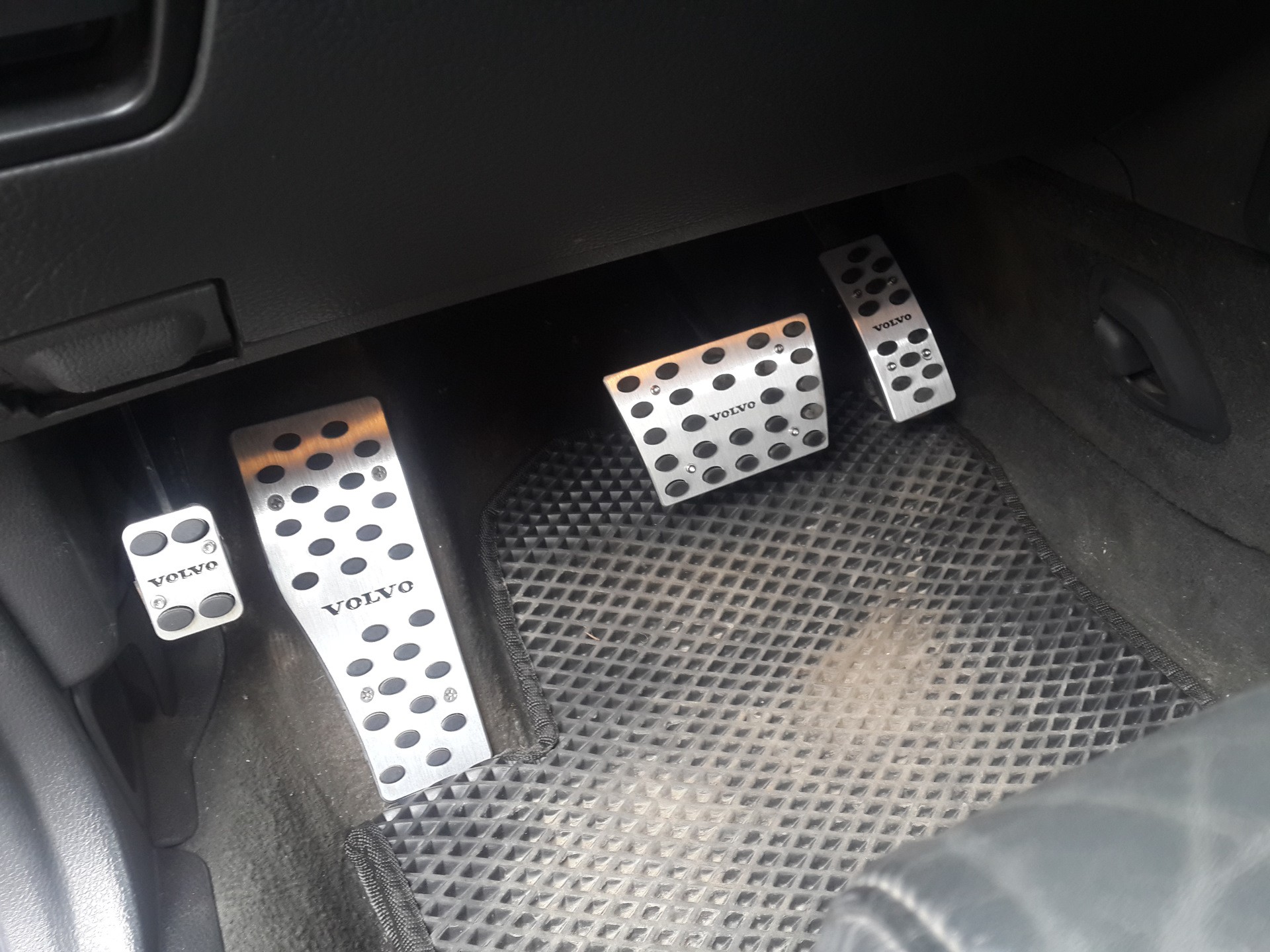 Педаль тормоза вольво хс90 узкая. Накладки на педали вольво хс90. Xc90 педаль. Xc90 педаль. Volvo s90 педаль газа.