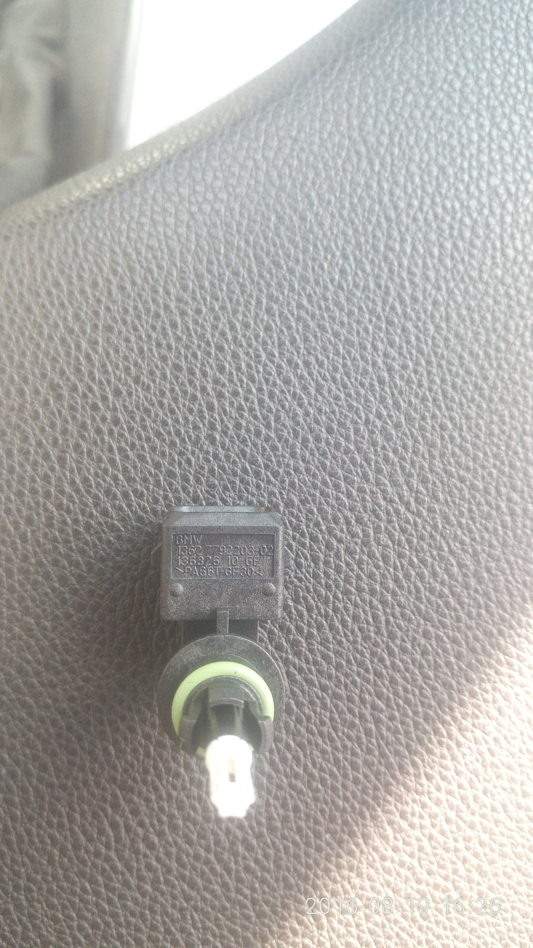 Замена датчика температуры всасываемого воздуха — BMW 5 series Touring ...