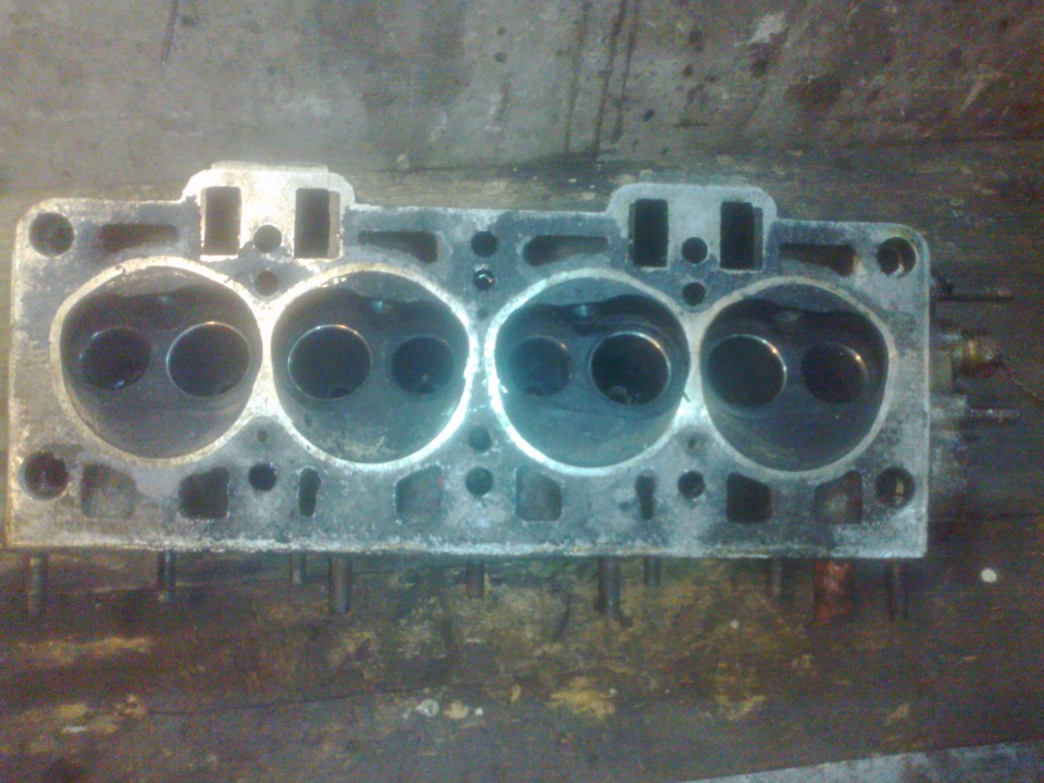 почему тяжко заводится прогретый движок ? и не держит обороты глохнет ...