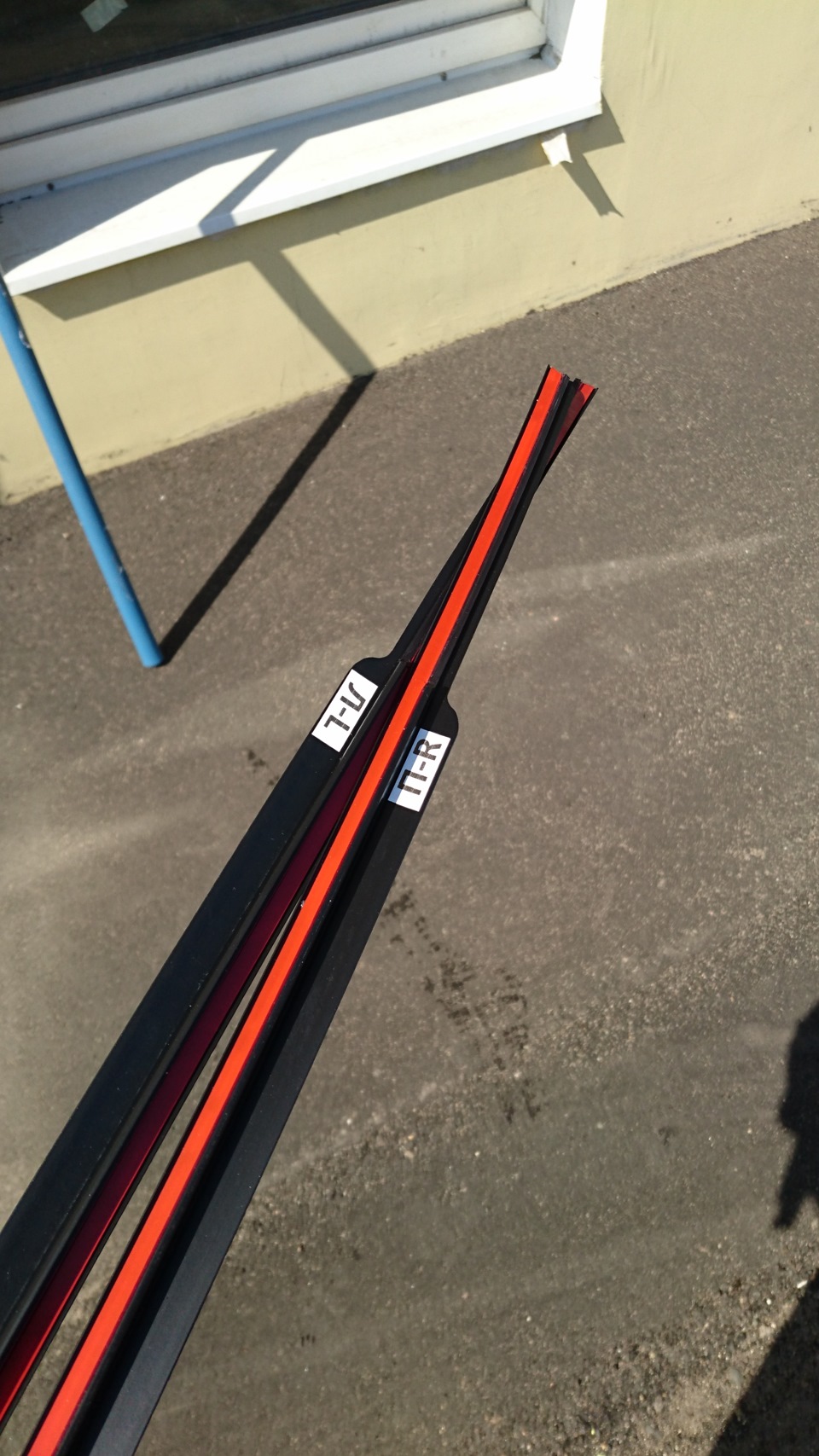 На дефлекторах как обычно 3М скоч и наклейке Л-L, П-R (чтобы не спутали) — Mitsubishi ASX