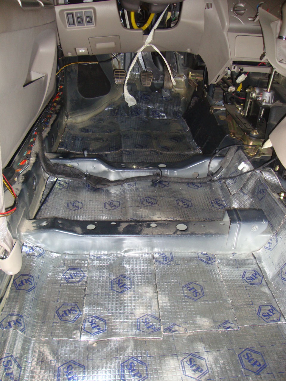 Тагаз шумоизоляция. Как добраться до задних динамиков тайгер тагаз. Шумоизоляция задней двери тагера тагаз тагер. Шумка хендай соната тагаз. Шумоизоляция пола соната тагаз.