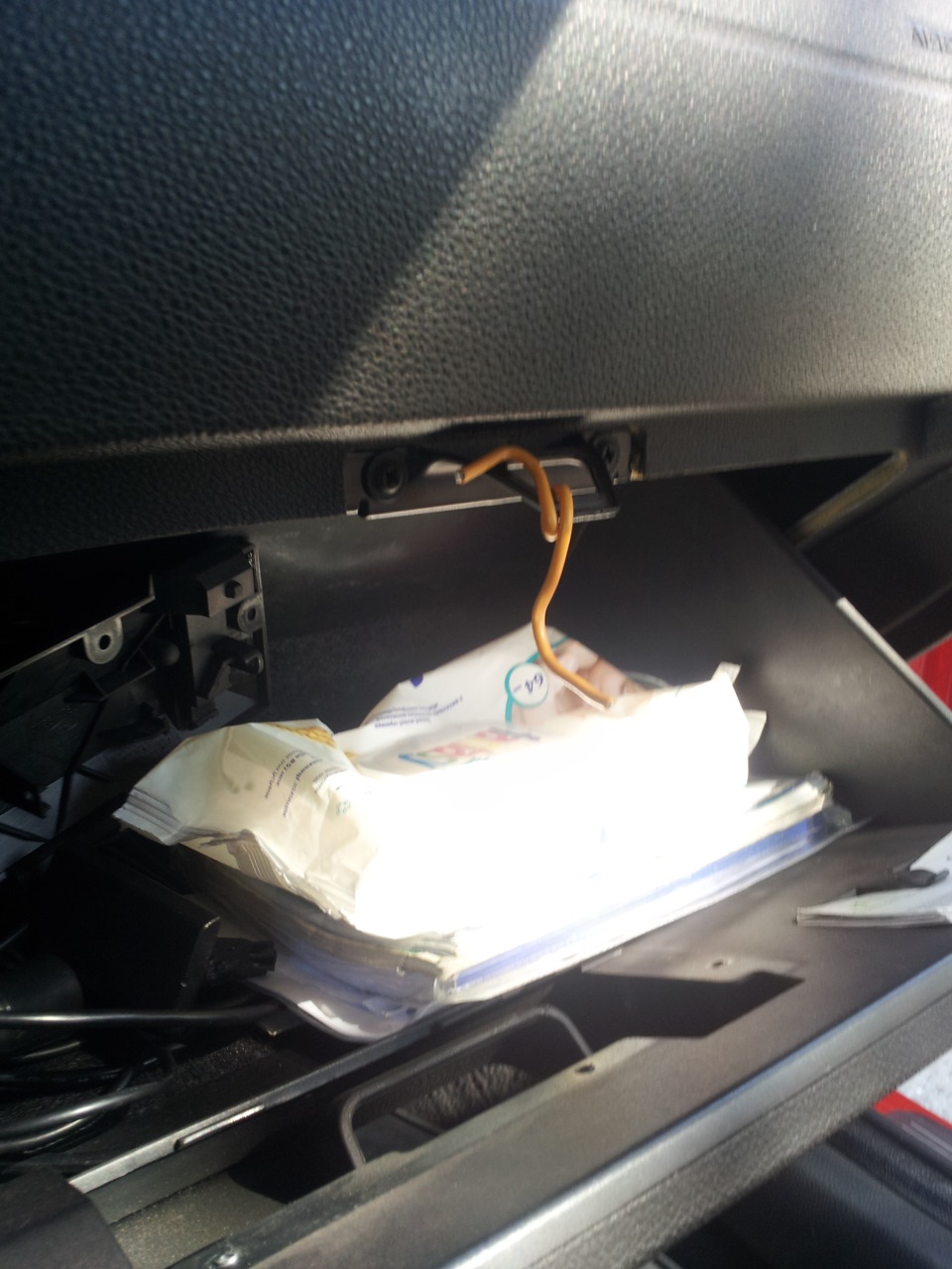 и так как я электрик я сражу нашёл чем закрепить бардачок : — Ford Mondeo III