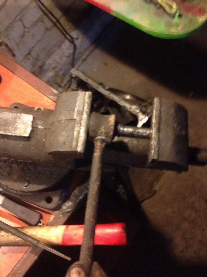 Замена втулок реактивных тяг — Lada 2106, 1,5 л, 2001 года | своими ...