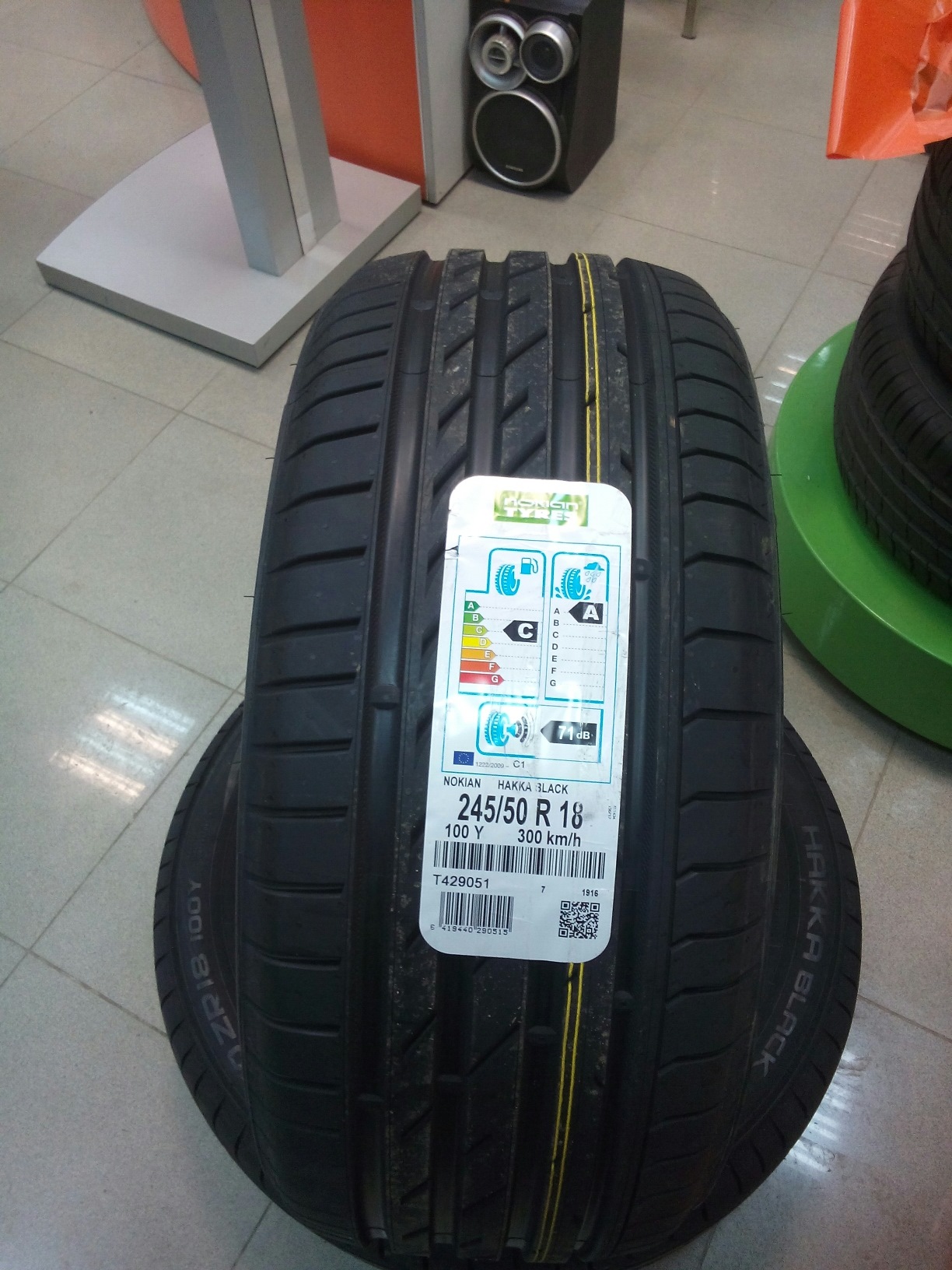 Резина нокиан 18. Nokian Hakka Black. Nokian Tyres Hakka Black. Nokian Hakka Black 2 225/40 r18. Шины 255/55 r18 Нокиан.