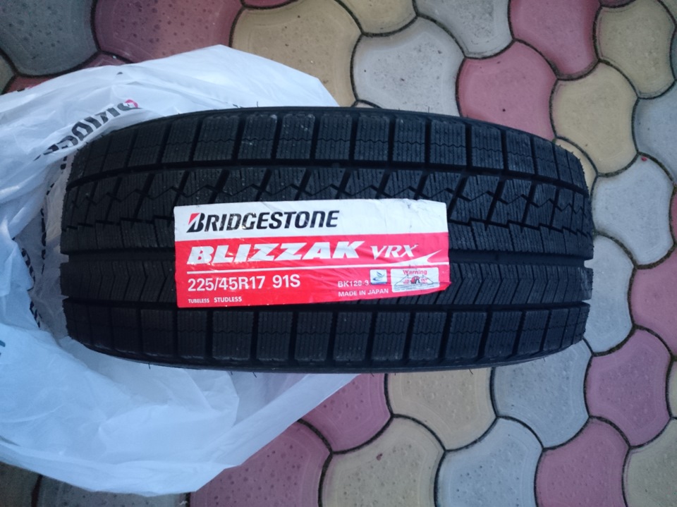 Bridgestone blizzak r17. Bridgestone Blizzak VRX 225/45 r17. Бриджстоун VRX 2. Bridgestone Blizzak VRX. Бриджстоун 205/50/17 s 89 VRX зимняя н/ш..