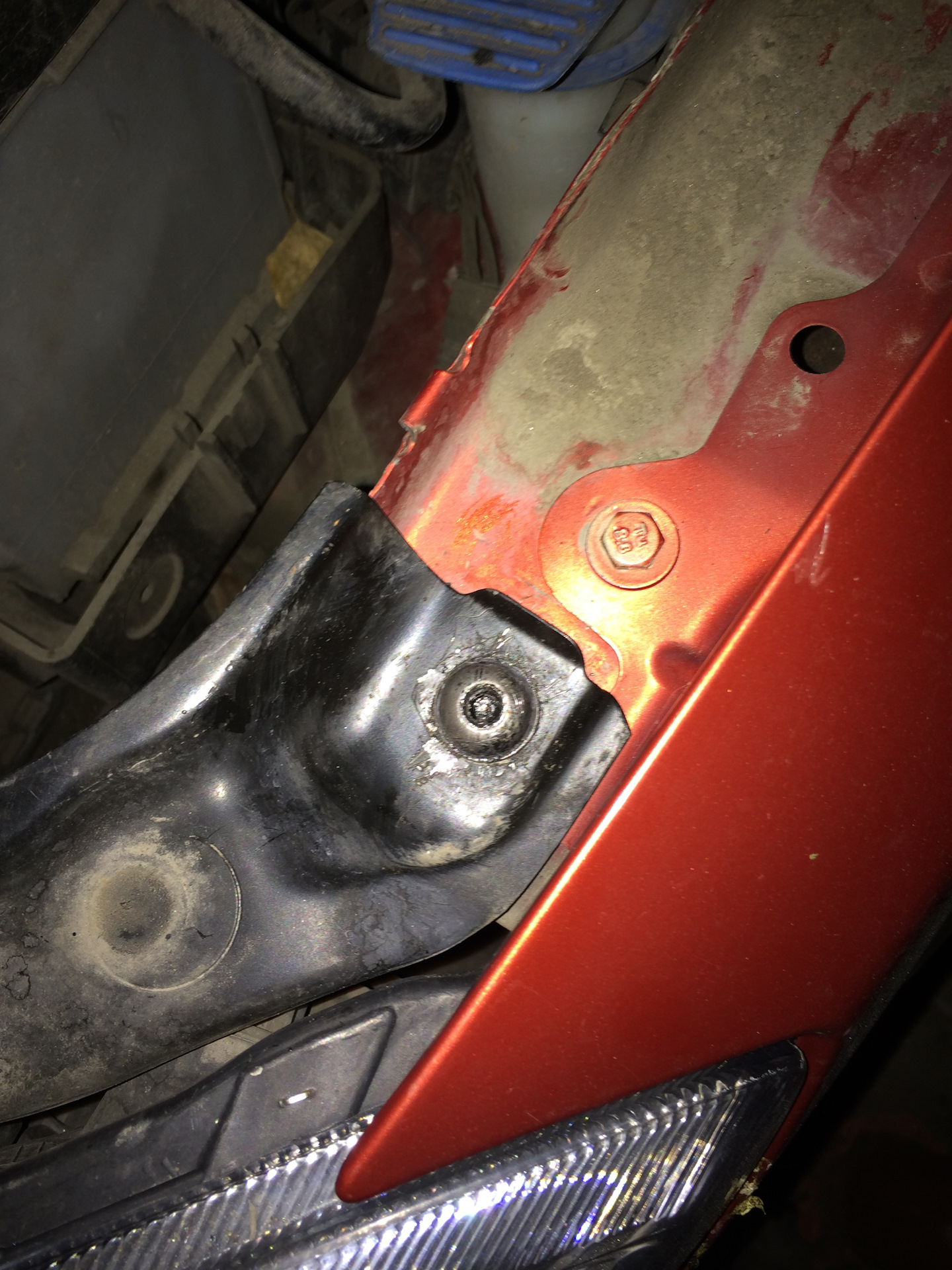 Упоры капота — Skoda Fabia Mk2, 1,4 л, 2009 года | аксессуары | DRIVE2