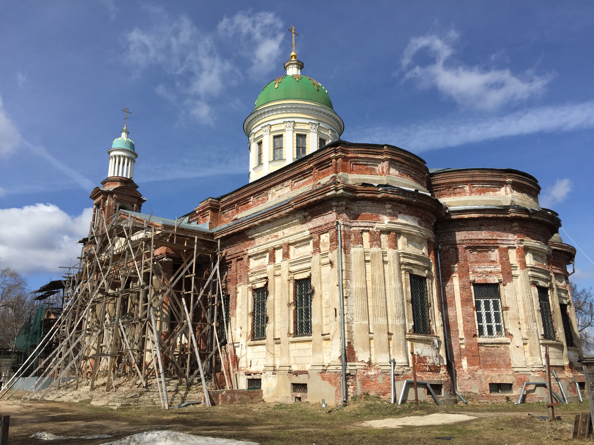 Яхрома московская область. Яхрома Церковь Троицкий собор. Церковь Троицы Живоначальной в Яхроме. Троицкий собор города Яхромы. Храм в Яхроме Дмитровского района.