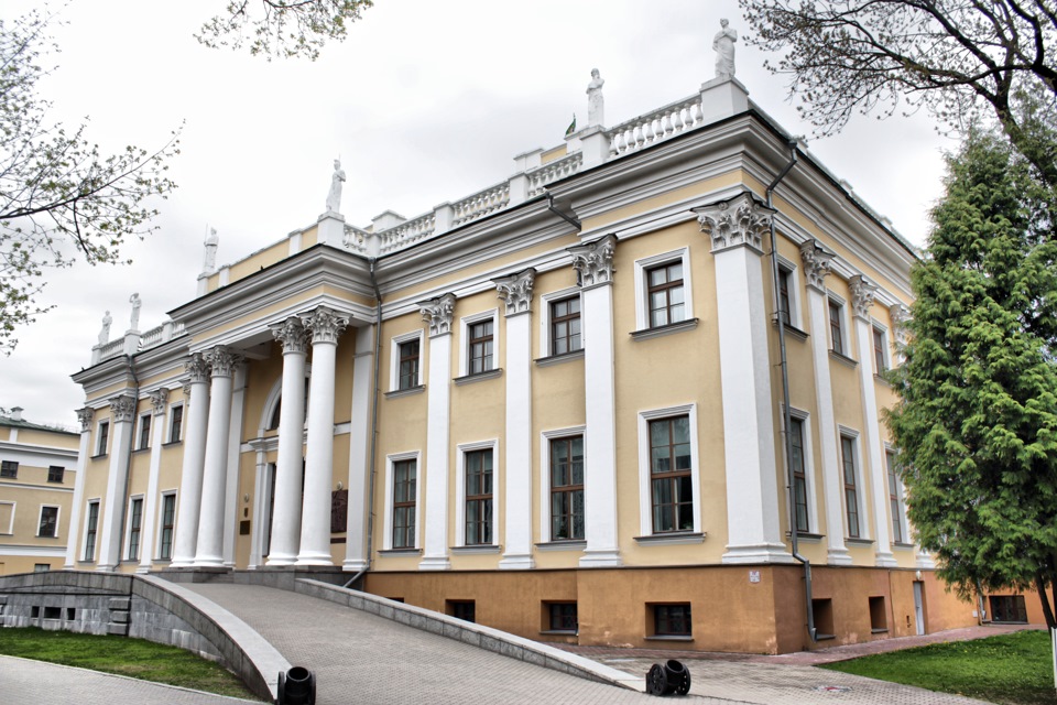Дворец потёмкина кричев. Классицизм в беларуси. Дворец жиличи могилевская область булгаков кировский. Классицизм в беларуси. Усадьба паскевича в гомеле.