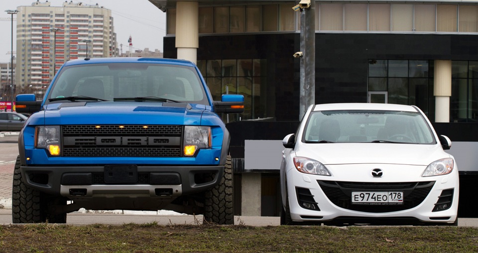 Раптор сравнение. Ford f-150 рядом с авто. Ford f150 Raptor сравнение с машиной. Форд ф 150 рядом с другими авто. Ford f-150 сравнение.