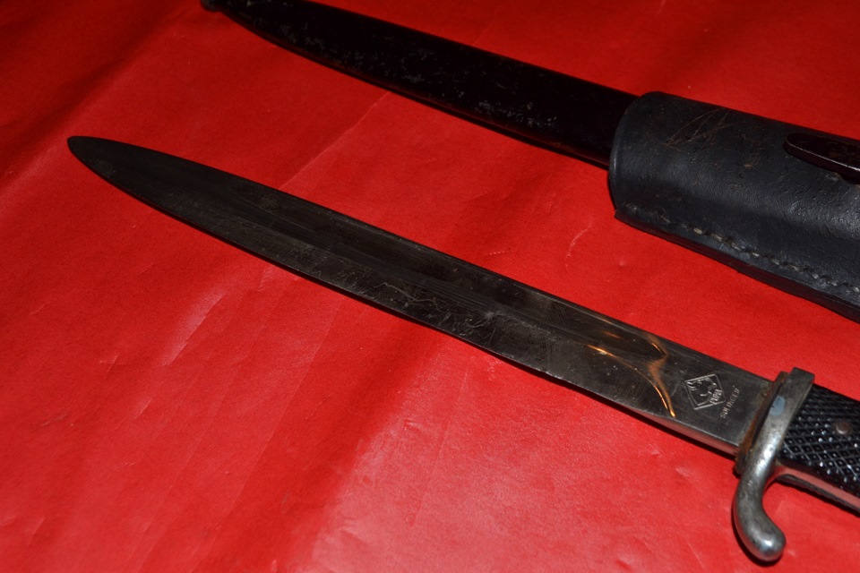 Два штыка. Два штыка. Пума золинген штык нож. Клейма производителей парадных штыков к98. Штык нож 6*3 молот.