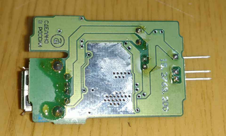 Канифольку могли бы и убрать, или студенты-ПТУшники паяли?! Тут слева надо замкнуть средние контакты USB — Lada Vesta SW Cross (1G)