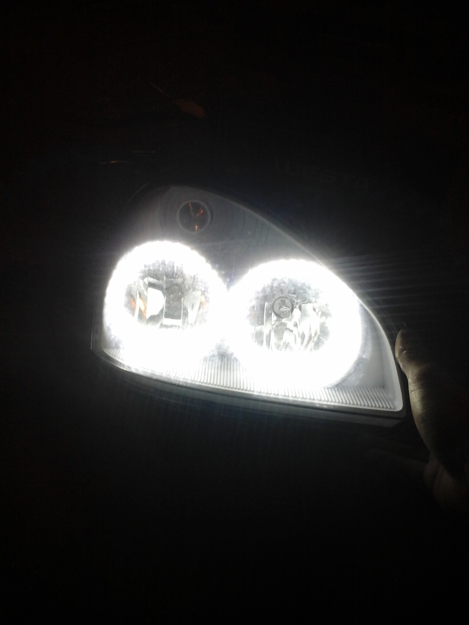 Покрасил отражатели в белый. Установил ангельские глазки — Lada Приора ...