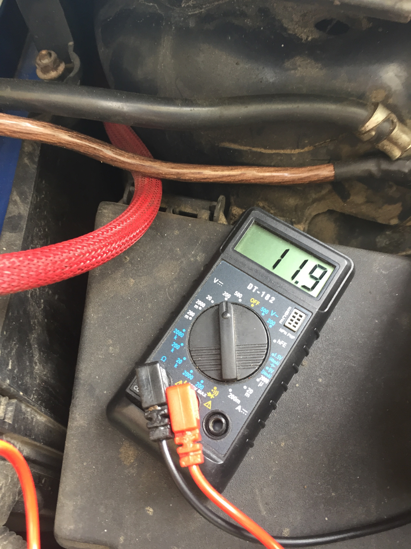 Почему состояние аккумулятора падает. Зарядка аккумулятора автомобиля гольф 4. Аккумулятор показывает на мультиметре 12.08. Как проверить аккумулятор вольтметром. Измерение напряжения АКБ мультиметром.