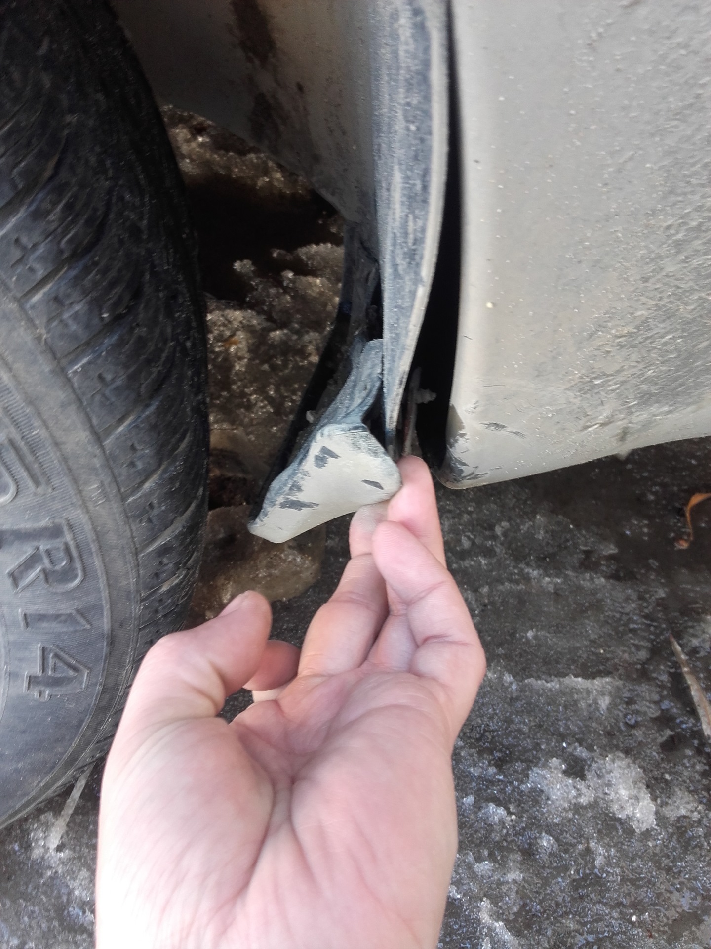 передний брызговик волга 31105. гайка заднего локера солярис. увеличенные брызговики лада веста св кросс. крепление брызговиков на ваз 2170. крепление брызговиков.