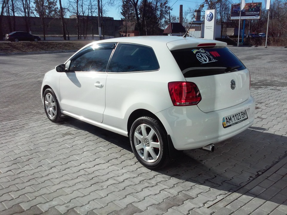 Polo Hatchback красный белые диски ралли