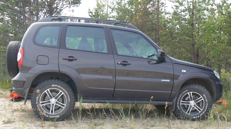 Графит 2. Chevrolet Niva графит. Нива Шевроле графит 2. Шевроле Нива цвет графит 385. Шевроле Нива цвет графит 385 зелено-коричневый.