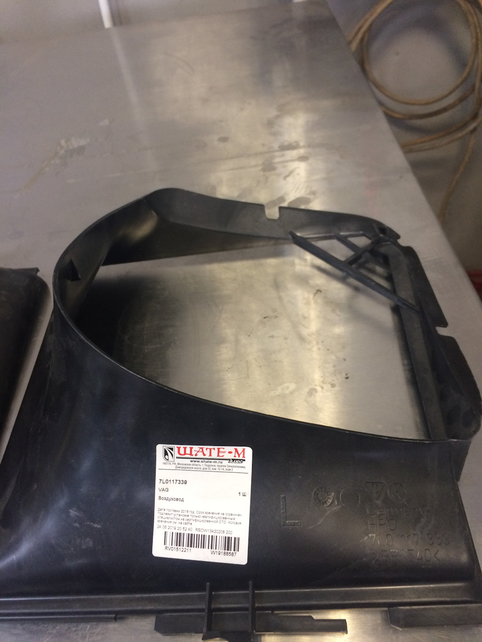 7L0117339 Воздуховод интеркулера левый задний — Audi Q7 (1G). Запчасти на фото: 7L0117339