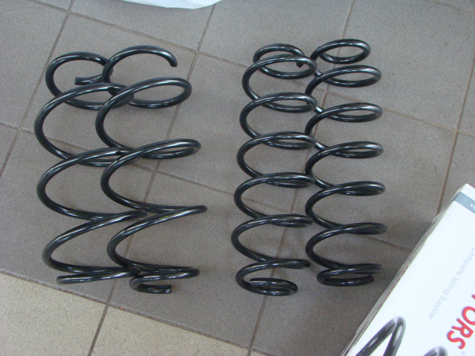 Новые пружинки перед установкой. Слева — передние, справа — задние. — Volkswagen Polo Sedan