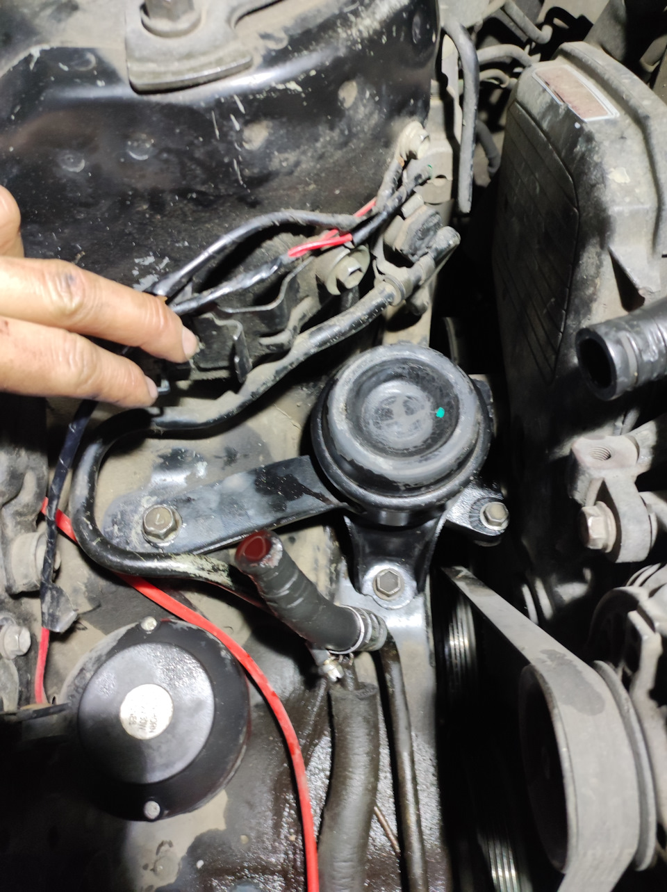 На замену подушки ушло минут 20… Через проставку (брусок) домкратим правую часть ДВС только потом снимаем старую подушку, НЕ ОТПУСКАЕМ ДОМКРАТ ДО ТЕХ ПОР ПОКА НЕ ПОСТАВИТЕ НОВУЮ ПОДУШКУ И НЕ БУДУТ ЗАТЯНУТЫ ВСЕ БОЛТЫ КРЕПЛЕНИЙ. 3 болта крепления подушки к кузову, два болта и гайка к креплению кронштейна( да болта с верху и гайка с низу). — Toyota Caldina (190)