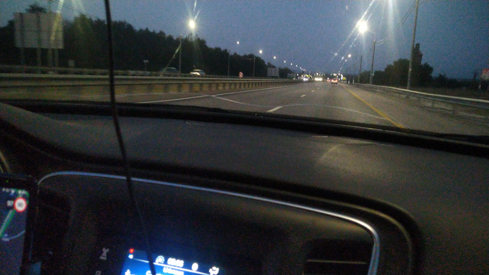 Вид из салона на дорогу, свет заметен — Chrysler 200 (2G)