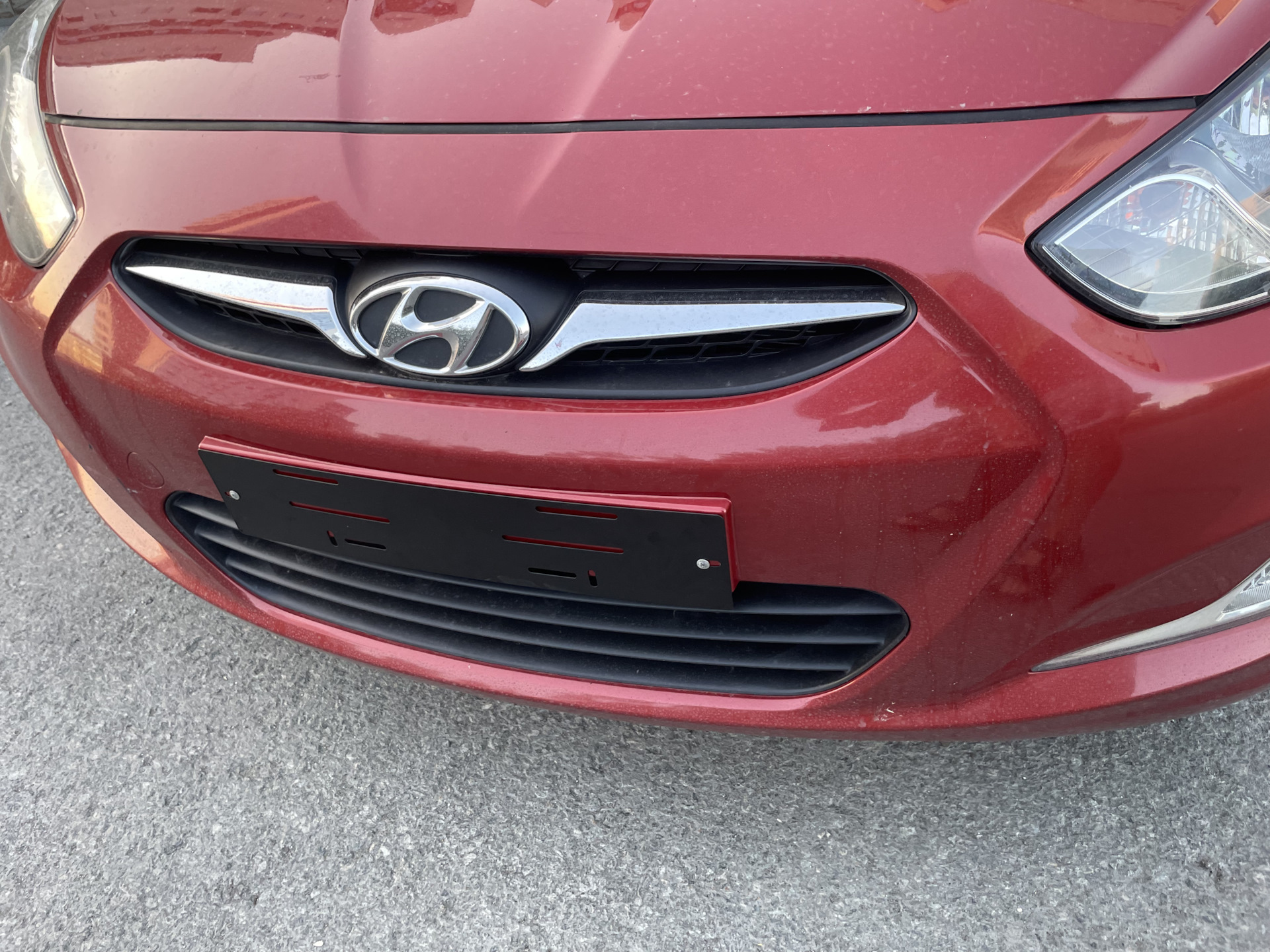 Магнитные номерные рамки — Hyundai Solaris Hatchback, 1,6 л, 2011 года ...