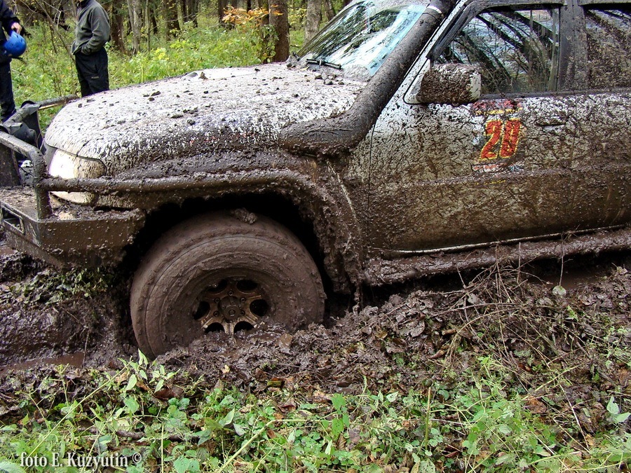 Грязь 4. Тойота рав 4 в грязи. Тойота рав 4 в грязи бездорожье. Toyota rav4 грязь лес. Rav4 на грязевой.