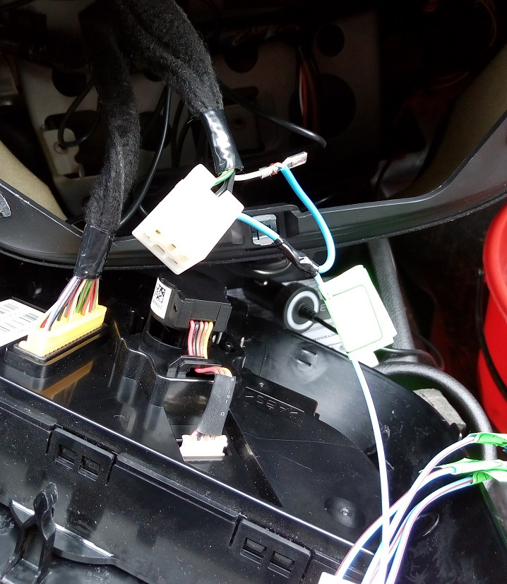 Затем вытаскиваю разьём с колодки подсветки кнопки обогрева и прикручиваю к нему свой провод, у которого второй конец вставляю обратно в колодку. — Lada Kalina Cross