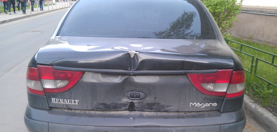 Рихтовка двери автомобиля. Вантуз для выпрямления вмятин на машине. Вмятина багажнике выпрямить. Маленькая вмятина на крышке багажника. Вмятина на крышке багажника.