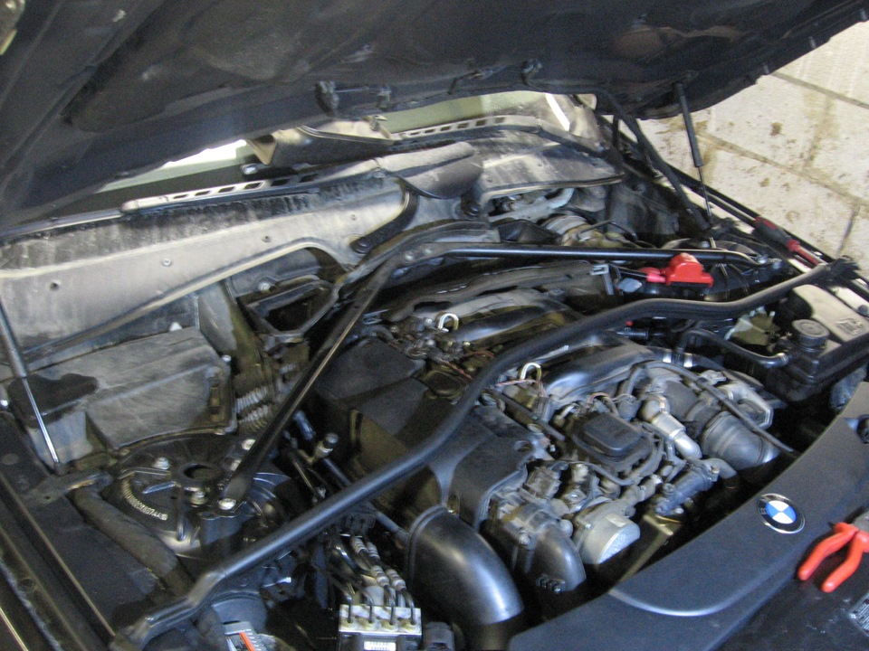 демонтируем всю часть, где находились микрофильтра, всплошь до основания. :) Освобождая тем самым доступ ко всем винтам крепления корпуса нашего воздушного фильтра — BMW 5 series (E60)