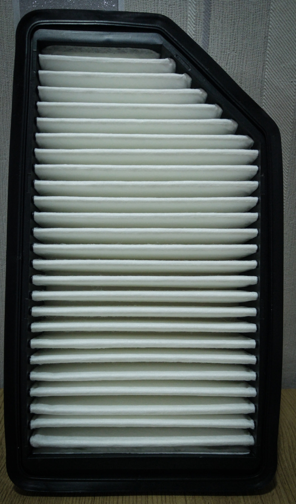 По факту же, они действительно ворсистые на рабочей стороне фильтра, но тонкие, неплотные, с низкой жесткостью. Без центрального ребра они уже разбежались кто куда. В процессе работы их поведет еще больше. — Hyundai Solaris (1G)