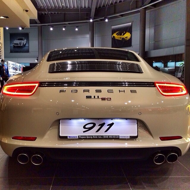 То порше москва. Порше 492. Порше центр Москва. Рамка Porsche. Порше 943.