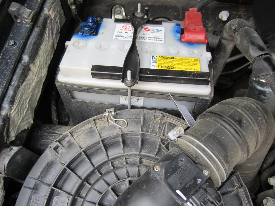 Hilux 2016 аккумулятор. Аккумулятор тойота япония. Toyota hilux аккумулятор. Акб тойота хайлюкс 2. Аккумулятор на тойота хайлюкс 2012.