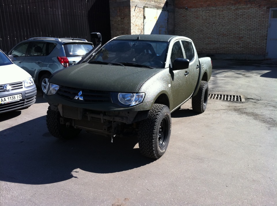 Mitsubishi l200 хаки